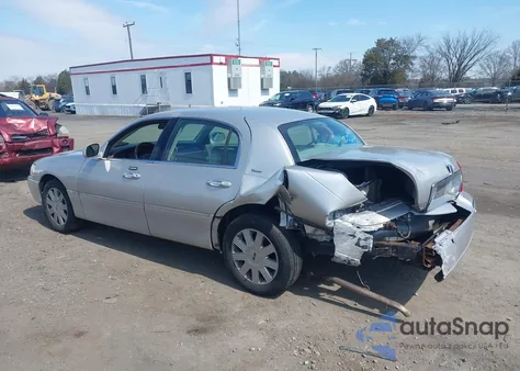 2004 Lincoln Town Car Ultimate z USA, uszkodzony, nr VIN 1LNHM83W04Y624261